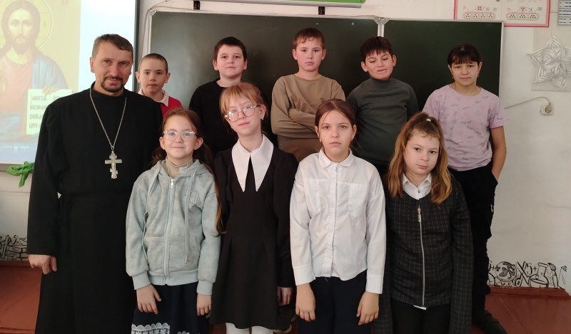 Настоятель храма святителя Николая Чудотворца села Сараса провел уроки, посвящённые празднику Рождества Христова, в школе и детском саду 